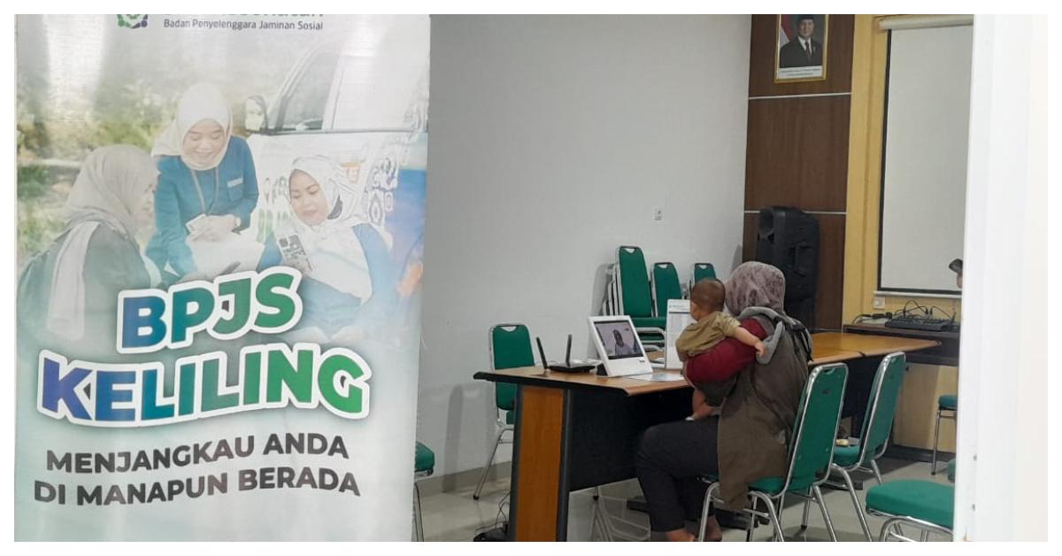 AKSES JKN - Isnaini, warga Desa Sruni, Boyolali, mengakses layanan BPJS Kesehatan secara online untuk perbaikan data kepesertaan Jaminan Kesehatan Nasional di Puskesmas Musuk, Senin (28/7/2025).