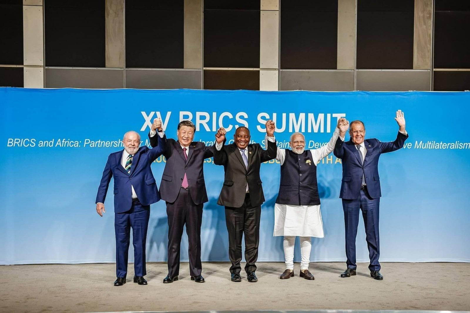 BRICS - Presiden Luiz Inácio Lula da Silva dan Presiden Republik Rakyat Tiongkok, Xi Jinping, dan Afrika Selatan, Cyril Ramaphosa; Perdana Menteri India, Narendra Modi; dan Menteri Luar Negeri Rusia, Sergey Lavrov, di KTT Pemimpin BRICS 2023 di Johannesburg.