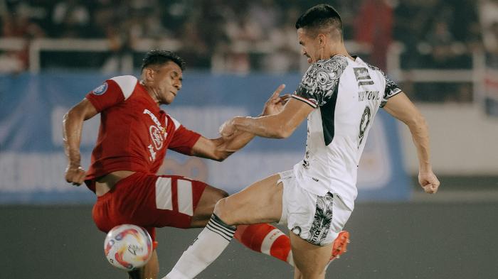 CLEYTON VS KOPITOVIC - Perebutan bola Cleyton (jersey merah) dengan Boris Kopitovic (jersey putih) pada pertandingan Liga 1 2024/2025 pekan 26 antara Persis Solo vs Bali United di Stadion Manahan, Solo, Jawa Tengah, Kamis (6/3/2025) malam WIB.