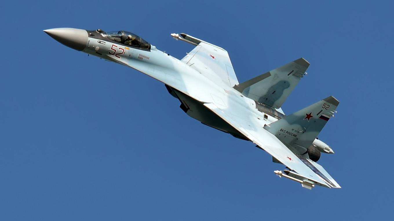 DITEMBAK JATUH - Jet tempur Su-35 Rusia. Ukraina pada Sabtu (7/6/2025) mengklaim kalau Angkatan Udara mereka menembak jatuh satu jet tempur generasi kelima milik Rusia ini di wilayah Kursk.