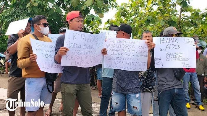 warga Desa Watugede, Kecamatan Kemusu, Boyolali, Jawa Tengah melakukan aksi unjuk rasa. Aksi demonstrasi itu dilakukan di depan kantor desa Watugede.  Mereka memprotes ulah kades yang kepergok berduaan di rumah janda cantik.