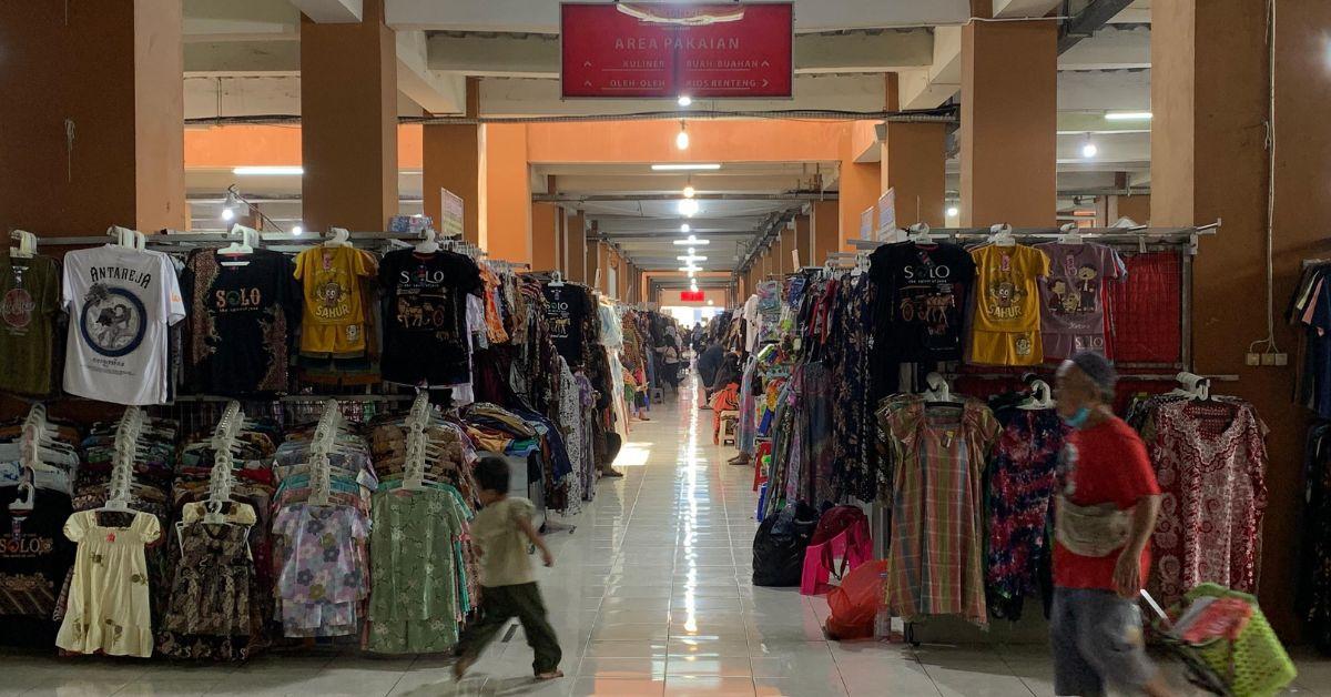 LOS PASAR  KLEWER – Deretan los yang tertata rapi di lantai atas Pasar Klewer Solo, pada Kamis (23/7/2025)