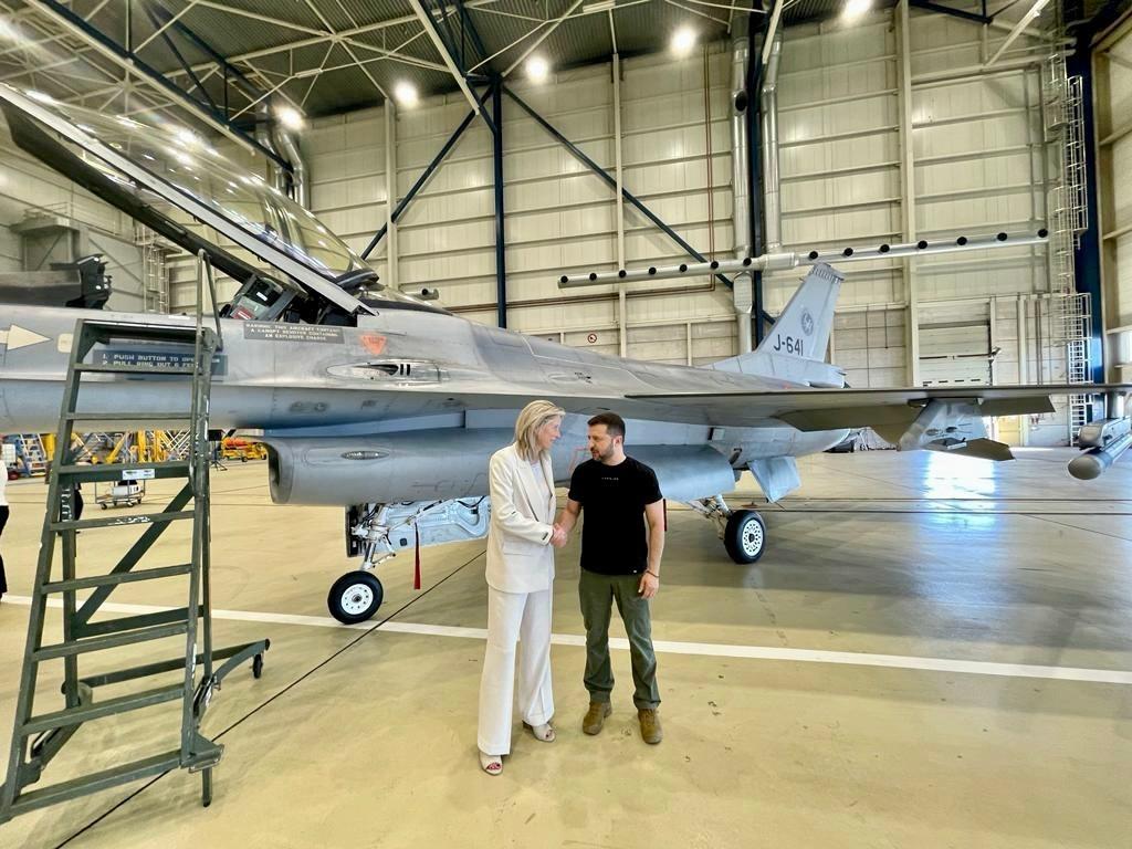 F-16 UKRAINA - Presiden Ukraina Volodymyr Zelensky (kanan) bersama Menteri Pertahanan Belanda Kajsa Ollongren di Pangkalan Udara Eindhoven di Belanda, 20 Agustus 2023. Ukraina menerima F-16 dari Belanda.