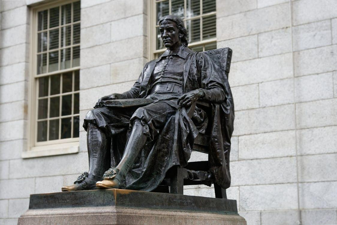 HARVARD UNIVERSITY - Foto Patung John Harvard di Universitas Harvard pada Oktober 2019. Berikut profil Harvard University atau Universitas Harvard, jumlah mahasiswa, jurusan favorit hingga biayanya.