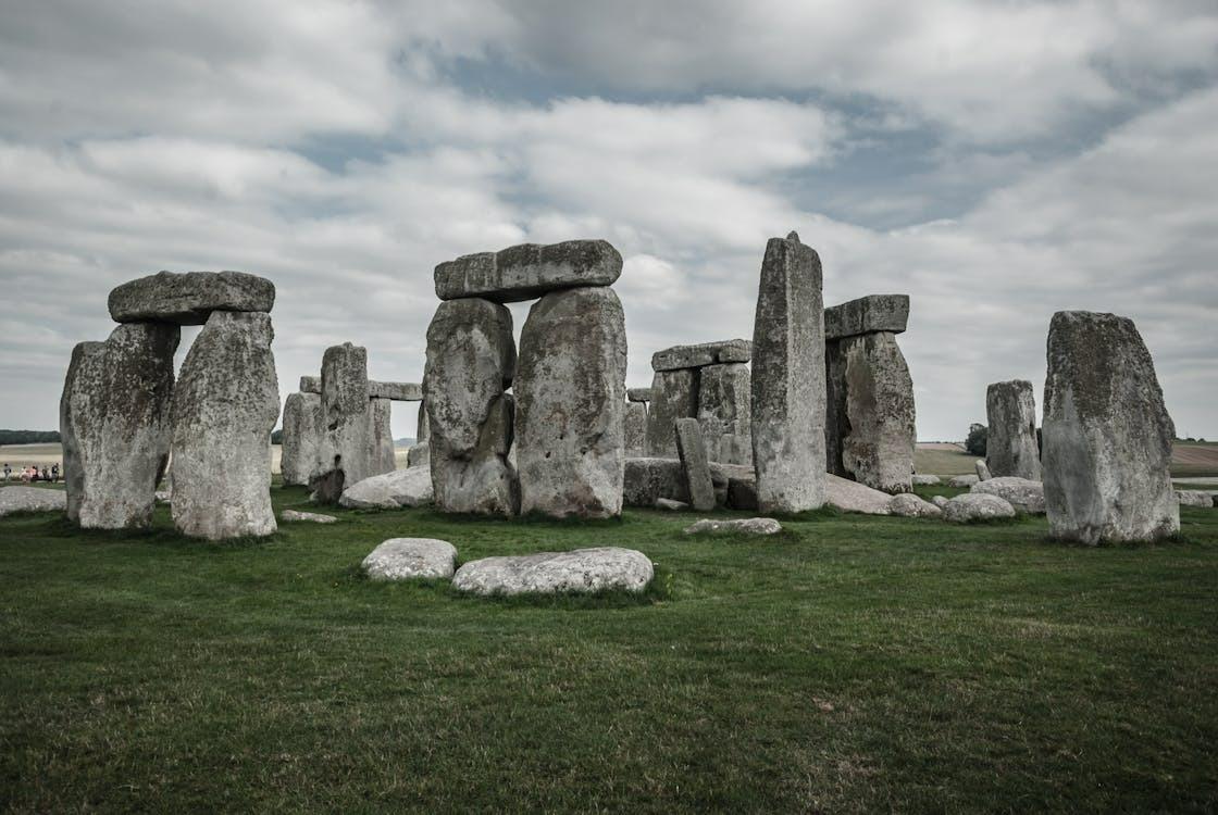 SITUS WARISAN DUNIA - Foto Stonehenge yang diambil dari Pexels pada 15 Mei 2025. Berikut daftar 10 negara yang memiliki Situs Warisan Dunia UNESCO terbanyak.