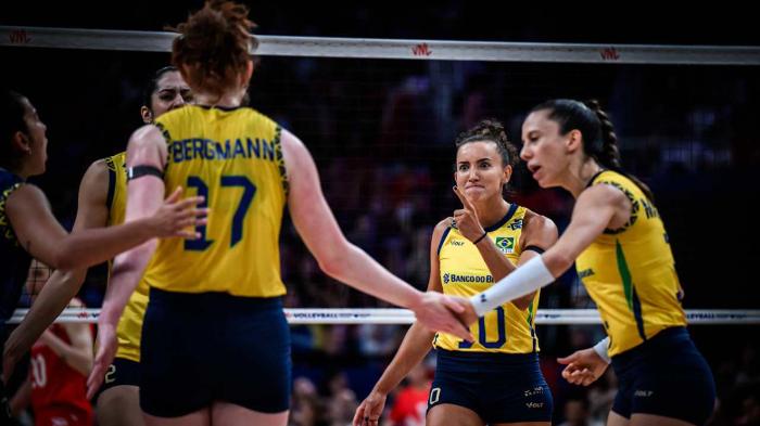 PEVOLI BRASIL VNL - Kapten timnas voli putri Brasil, Gabriela Braga Guimaraes, berselebrasi dengan rekan setimnya saat lawan Turki di Istanbul, Turki, pada 22 Juni 2025. (Foto: Volleyballworld)