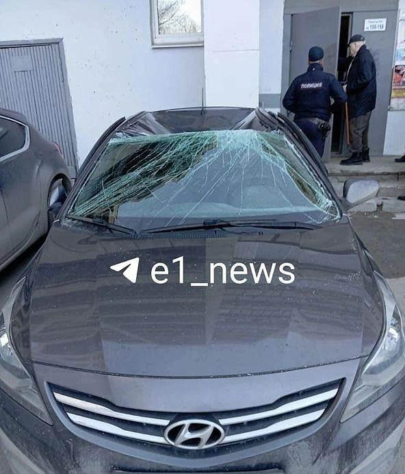VIRAL DI RUSIA - Gambar mobil yang dihantam korban menunjukkan bagian atasnya remuk dan kaca depannya pecah akibat benturan keras. Wanita 80 tahun di Rusia selamat setelah terjatuh dari lantai 6 apartemennya.
