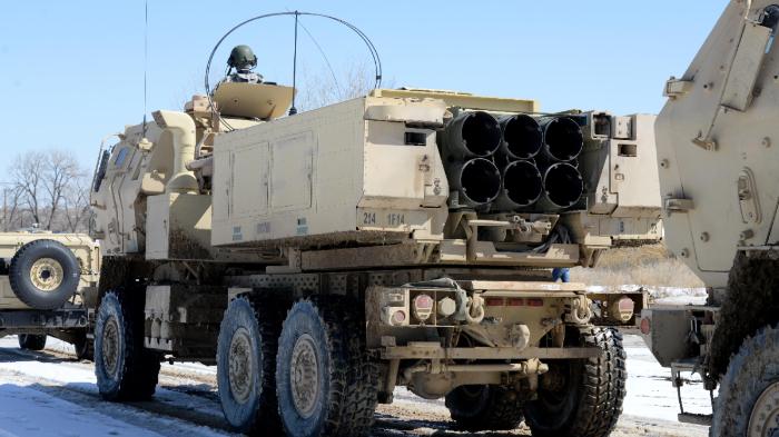 HIMARS AS - Foto ini diambil dari website resmi Angkatan Udara AS pada Kamis (6/3/2025) memperlihatkan para prajurit dari Batalyon 1, Resimen Artileri Medan 14, Brigade Penembak ke-214 berbaris untuk mengangkut kendaraan HIMARS M142 setelah berhasil menembakkan 12 roket di Fort Carson, Colorado pada 6 Maret 2015.