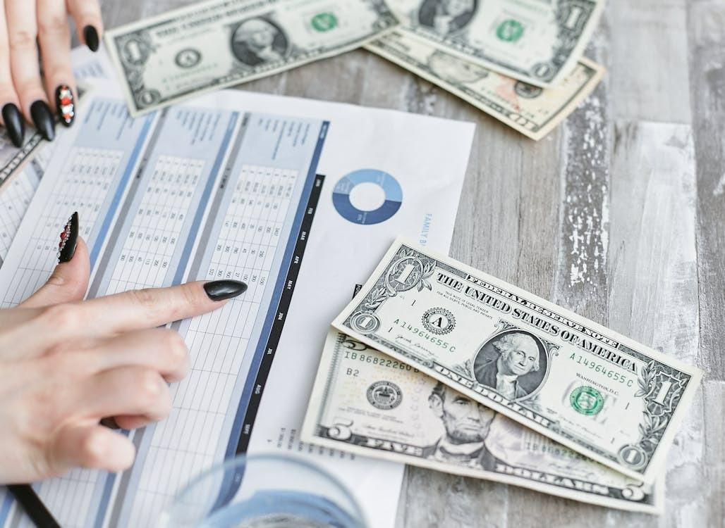 EKONOMI AMERIKA - Ilustrasi dollar Amerika yang diunduh dari situs bebas royalti Pexels pada 17 April 2025. Dengan pendapatan sekitar Rp140 juta per bulan, warga dari 25 kota ini masih akan hidup kekurangan, menurut studi terbaru