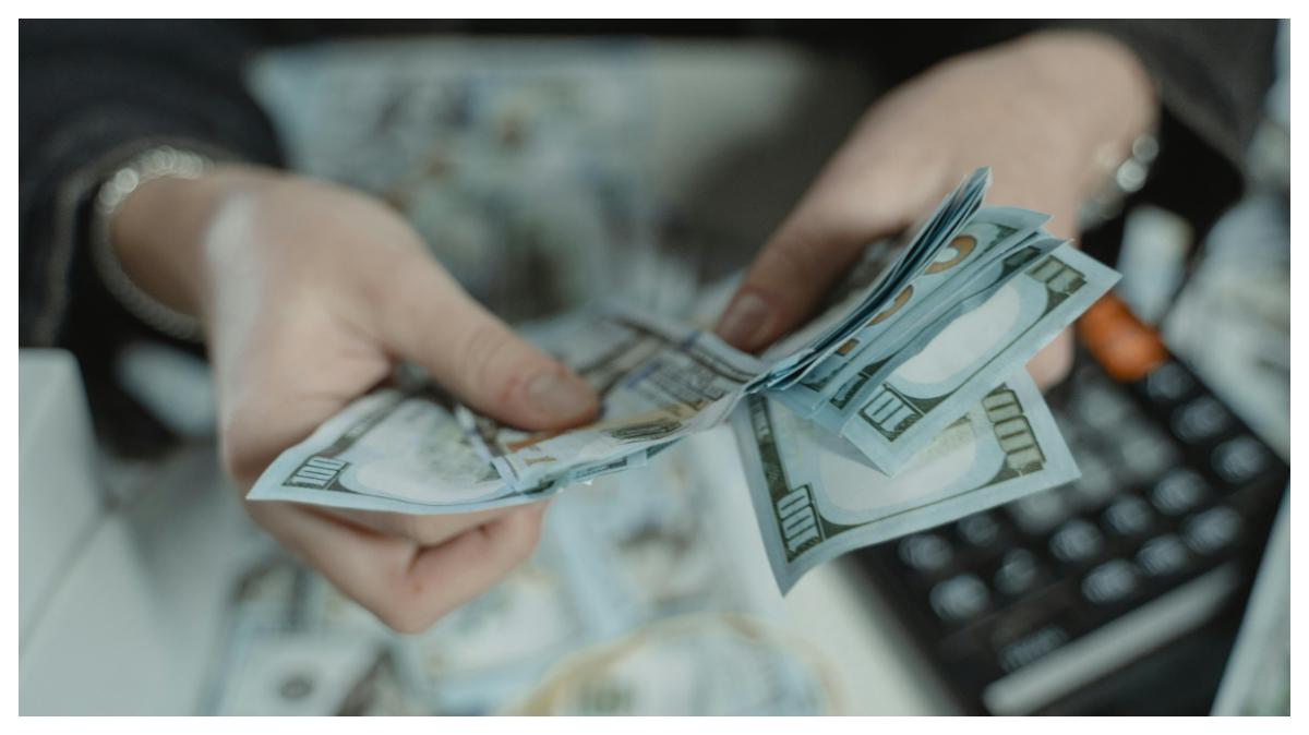 UPAH MINIMUM TERTINGGI - Ilustrasi uang yang diunduh dari Pexels pada 28 Mei 2025. Berikut ini negara-negara dengan upah minimun tertinggi dan terendah di dunia, Indonesia masuk yang mana?