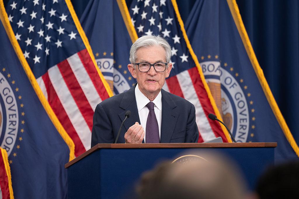 TRUMP VS POWELL - Jerome Powell saat menjawab pertanyaan wartawan pada konferensi pers FOMC pada 18 Juni 2025. Inilah profil Jerome Powell, ketua bank sentral AS The Fed yang menerima ancaman pemecatan karena ogah menurunkan suku bunga.