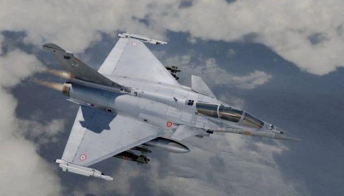 MANUVER UDARA - Jet tempur Dassault Rafale buatan Prancis bermanuver di udara. Jet ini dilaporkan diminati Indonesia untuk memodernisasi Angkatan Udaranya.