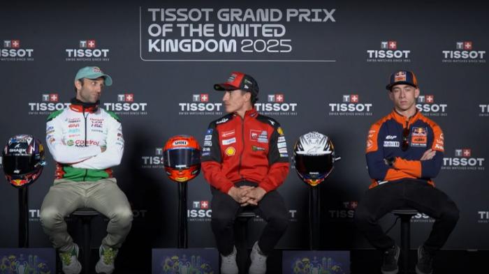 (kiri ke kanan) Johann Zarco (LCR Honda), Marc Marquez (Ducati Lenovo Team), dan Pedro Acosta (KTM Factory Racing) pada konferensi pers jelang balapan MotoGP Inggris 2025 di Sirkuit Silverstone, 23-25 Mei.