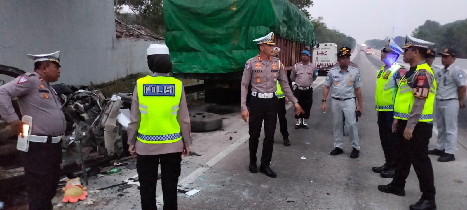 Tragedi Maut Minibus Vs Truk di Tol Terpeka Enam Nyawa Melayang