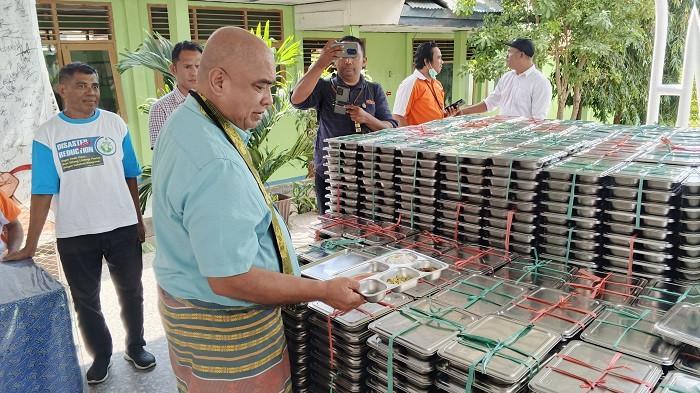 DUGAAN KERACUNAN MBG - Kepala Dinas Pendidikan dan Kebudayaan Kota Kupang, Drs. Dumuliahi Djami, M.Si., sedang mengecek Makanan Bergizi Gratis di SMP Negeri 8 Kupang. Ratusan siswa keracunan diduga setelah menyantap menu MBG, Selasa (22/7/2025).
