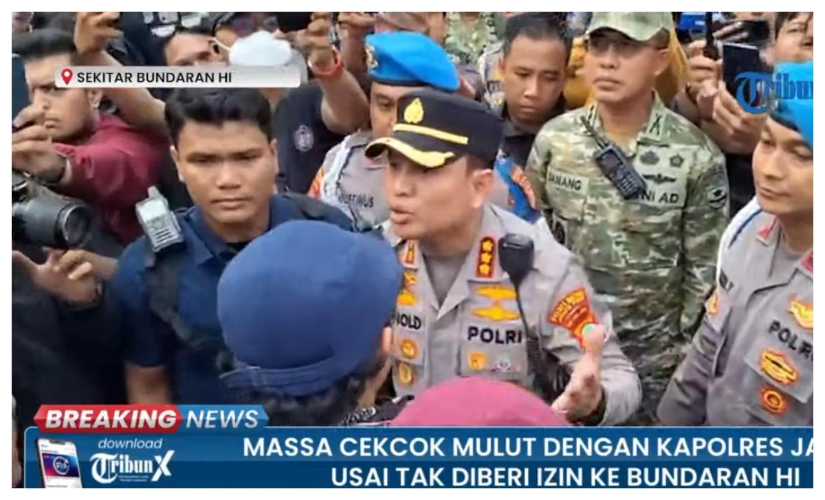 Detik-detik Massa Demo Cekcok dengan Kapolres Jakpus di Bundaran HI