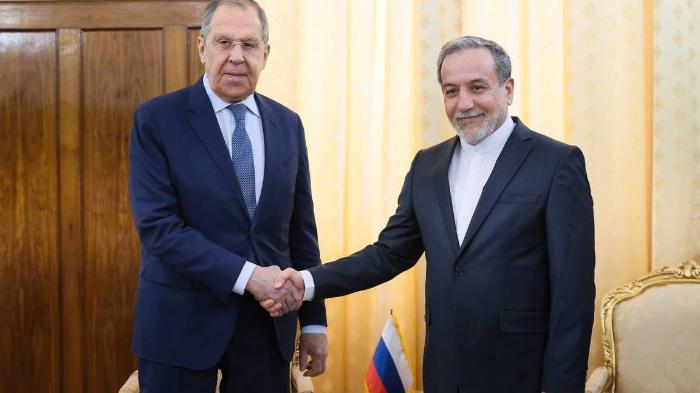 MENLU RUSIA KE IRAN - Foto diambil dari Telegram Abbas Araghchi, Kamis (17/4/2025). Menteri Luar Negeri Rusia Sergei Lavrov (kiri) berjabat tangan dengan Menteri Luar Negeri Iran Abbas Araghchi (kanan) di Teheran pada 25 Februari 2025.