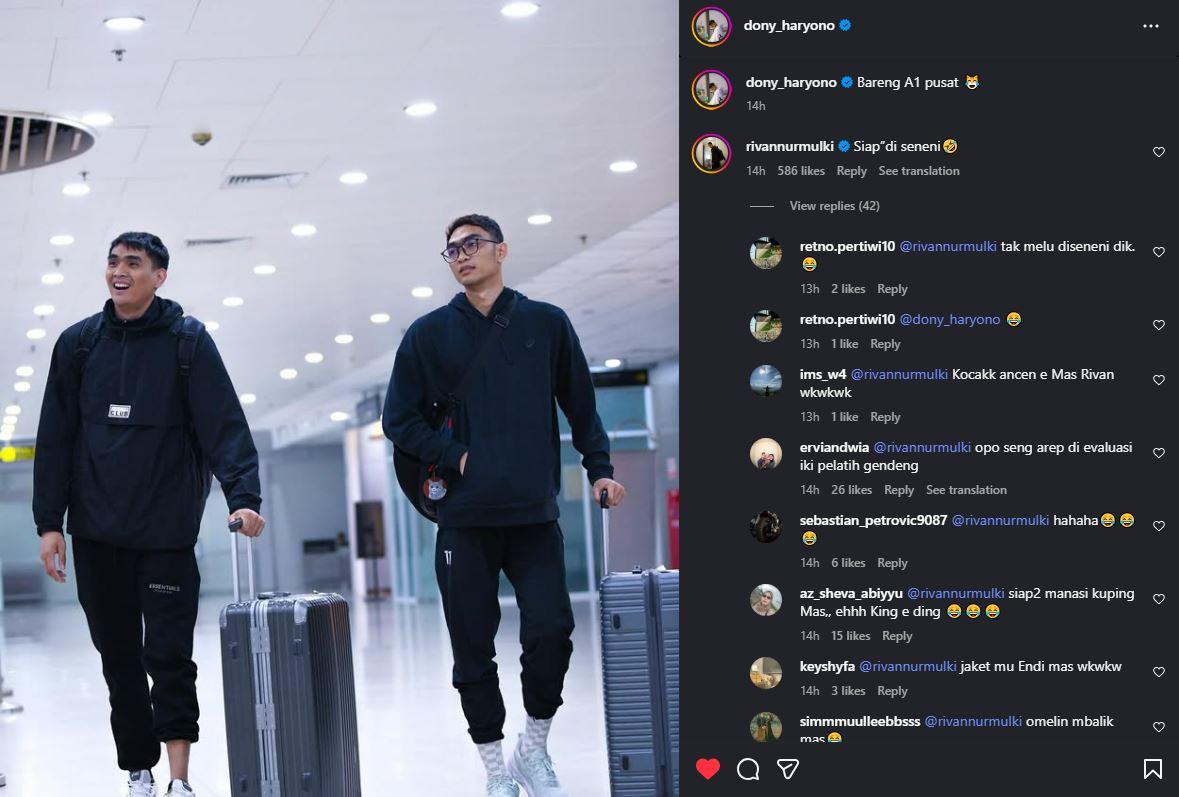 Momen outside hitter Timnas voli Indonesia, Doni Haryono (kanan) foto bersama opposite Rivan