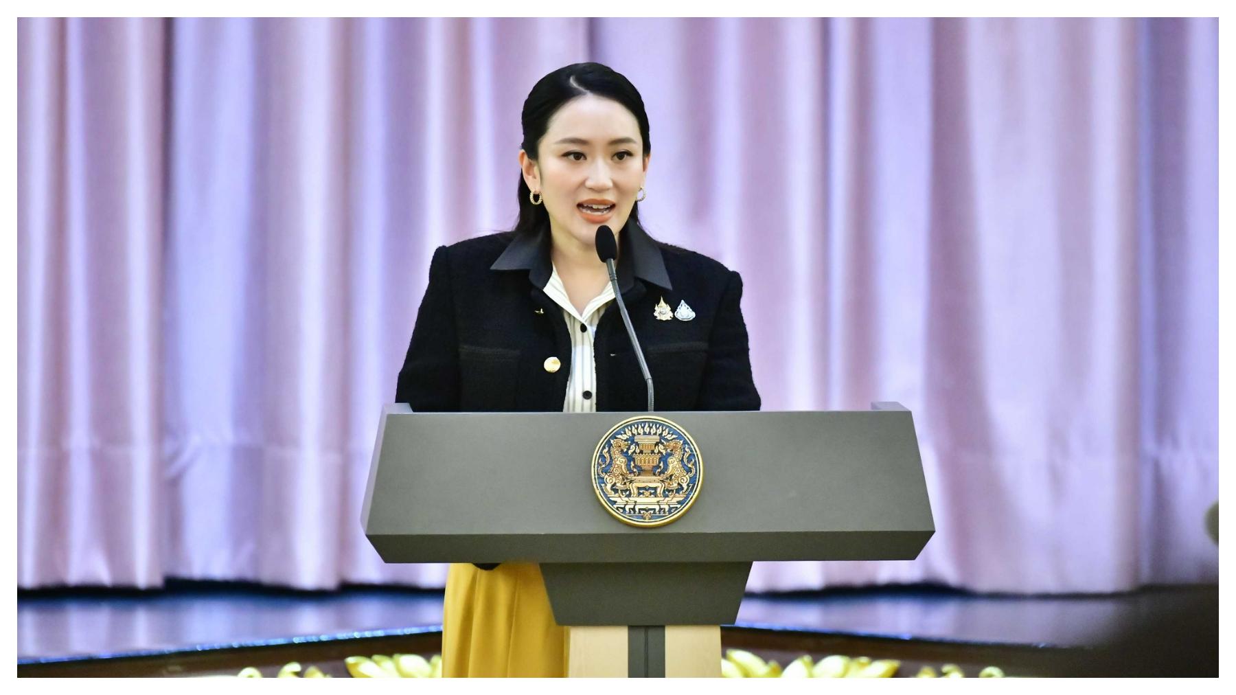 PROFIL PAETONGTARN SHINAWATRA - Perdana Menteri Thailand Paetongtarn Shinawatra saat menyambut rombongan pemuda dari Program Pemuda Thailand di Amerika Serikat, 30 Juni 2025. Inilah profil PM Thailand Paetongtarn Shinawatra yang ditangguhkan dari jabatannya