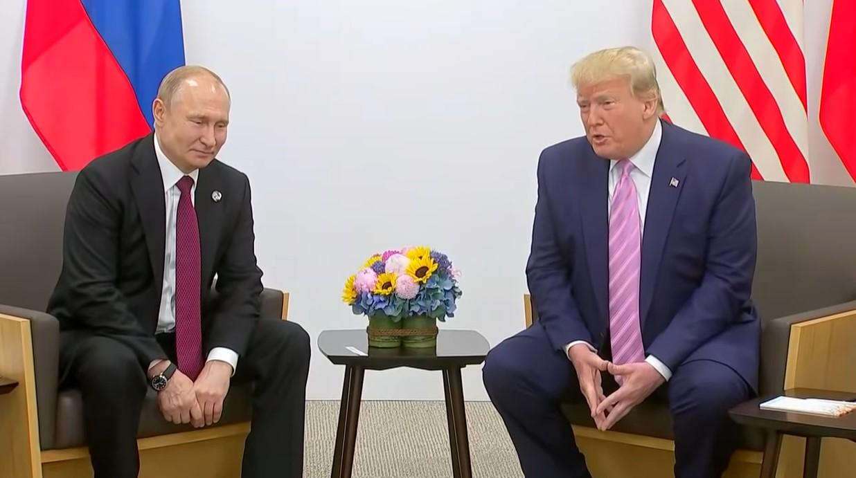 PUTIN DAN TRUMP - Tangkap layar YouTube Fox News memperlihatkan pertemuan antara Presiden Rusia Vladimir Putin dengan Presiden AS Donald Trump dalam KTT G20 di Osaka, Jepang pada 28 Juni 2019. Juru bicara Kremlin mengisyaratkan keinginan Putin untuk bertemu dengan Trump, tetapi apakah Trump berpikir yang sama?