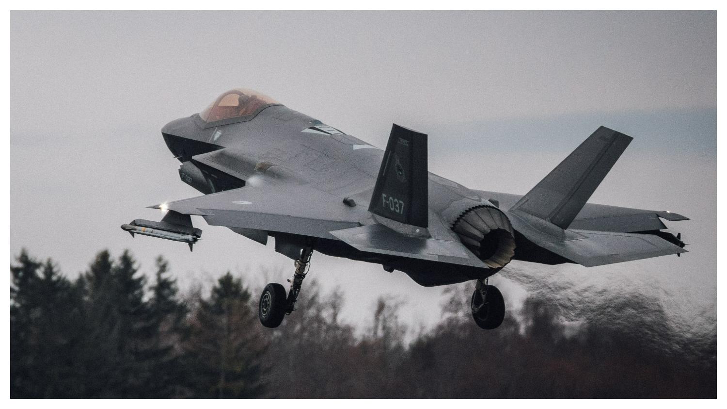 OPERASI NATO - Penampakan F-35 yang diunggah Kementerian Pertahanan Belanda di situs resminya pada 7 Juli 2025. Peralatan militer yang disumbangkan ke Ukraina oleh NATO harus sampai tujuan dengan selamat. Untuk tujuan itu, jet tempur F-35 dikerahkan.