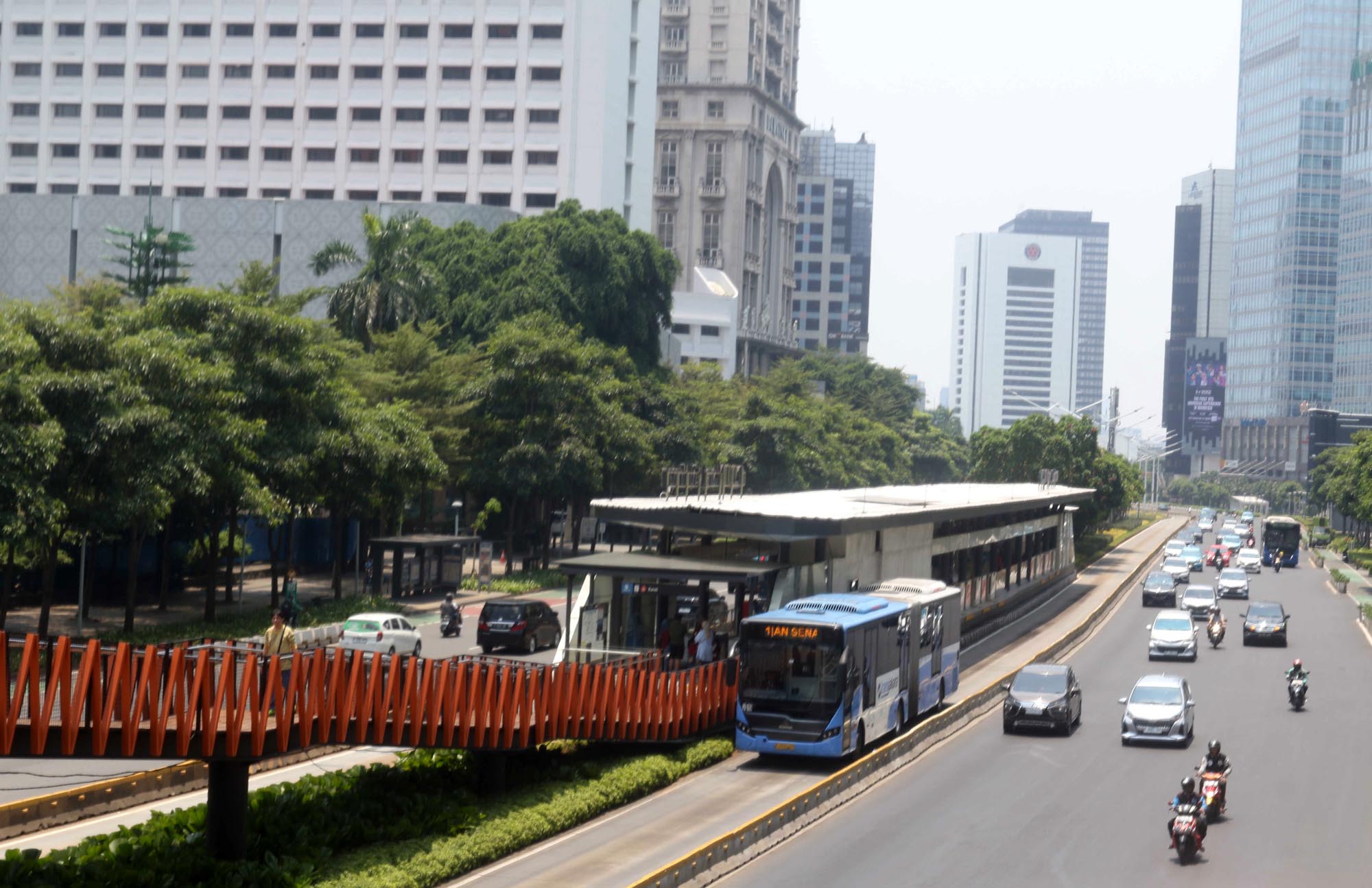 Sejumlah kendaraan bermotor melintas di Jalan Jenderal Sudirman, Jakarta, Senin (16/9/2024). Pemerintah Provinsi DKI Jakarta meniadakan kebijakan ganjil-genap kendaraan pada Senin ini karena bertepatan dengan hari libur nasional dalam rangka peringatan Maulid Nabi Muhammad SAW 1446 Hijriah. (Warta Kota/Yulianto)