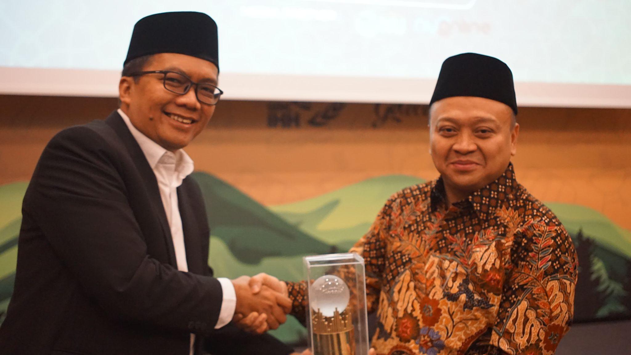Penyerahan cindera mata oleh KH. Nur Hidayat kepada Dubes Rizal