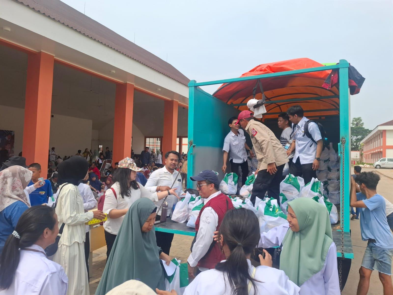 Setahun Sekolah Rakyat, Kemensos Guyur 5 Ribu Sembako di Sulsel