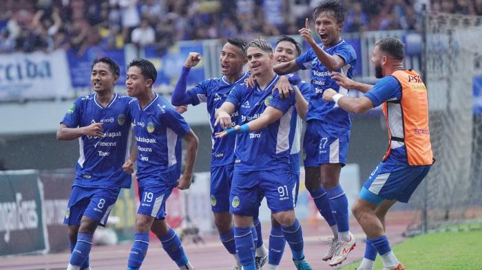 SELEBRASI - Pesepak bola PSIM Yogyakarta, Rafael Rodrigues (Rafinha, tengah) selebrasi setelah mencetak gol pertama timnya melawan PSPS Riau dalam babak 8 besar Liga 2 di Stadion Mandala Krida, Yogyakarta, Senin (17/2/2025) sore.