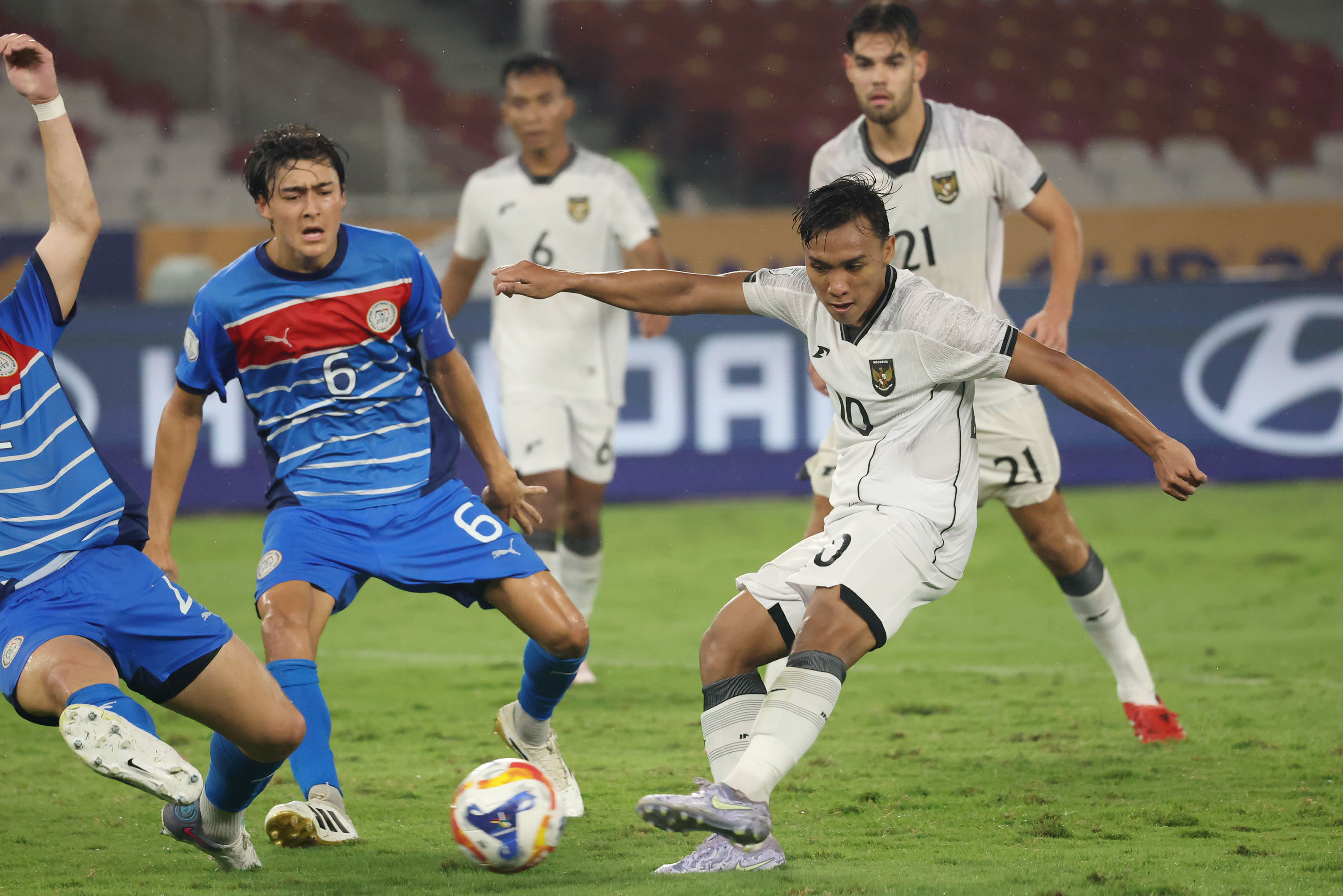 PIALA AFF U23 - Pesepak bola Timnas U23 Indonesia,  Arkhan Fikri berusahan melewati pemain Filipina pada pertandingan penyisihan Grup A Piala AFF U-23 di Stadion Utama Gelora Bung Karno (SUGBK), Jakarta, Jumat (18/7/2025). Indonesia menang tipis 1-0 hasil gol bunuh diri pemain Filipina. Foto diambil menggunakan kamera Canon EOS R1 dengan lensa RF 100-500mm. TRIBUNNEWS/HERUDIN