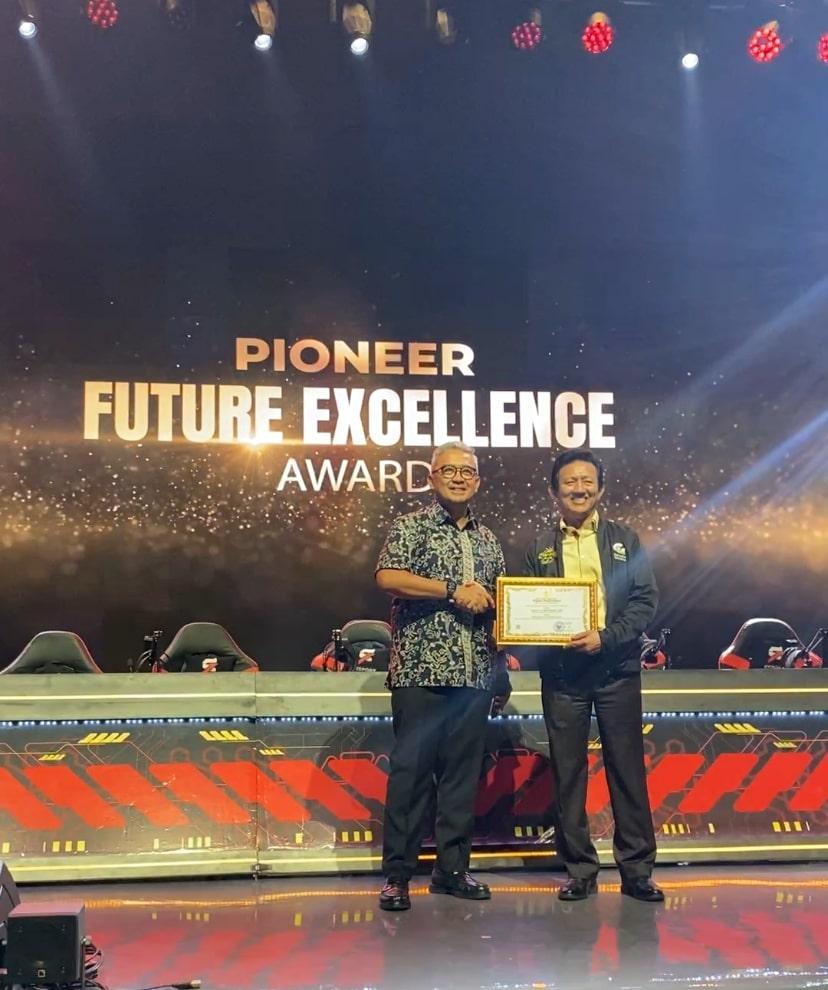 GANESHA OPERATION - Pemerintah Kota Bandung menganugerahkan penghargaan Pioneering Future Excellence Award kepada GO