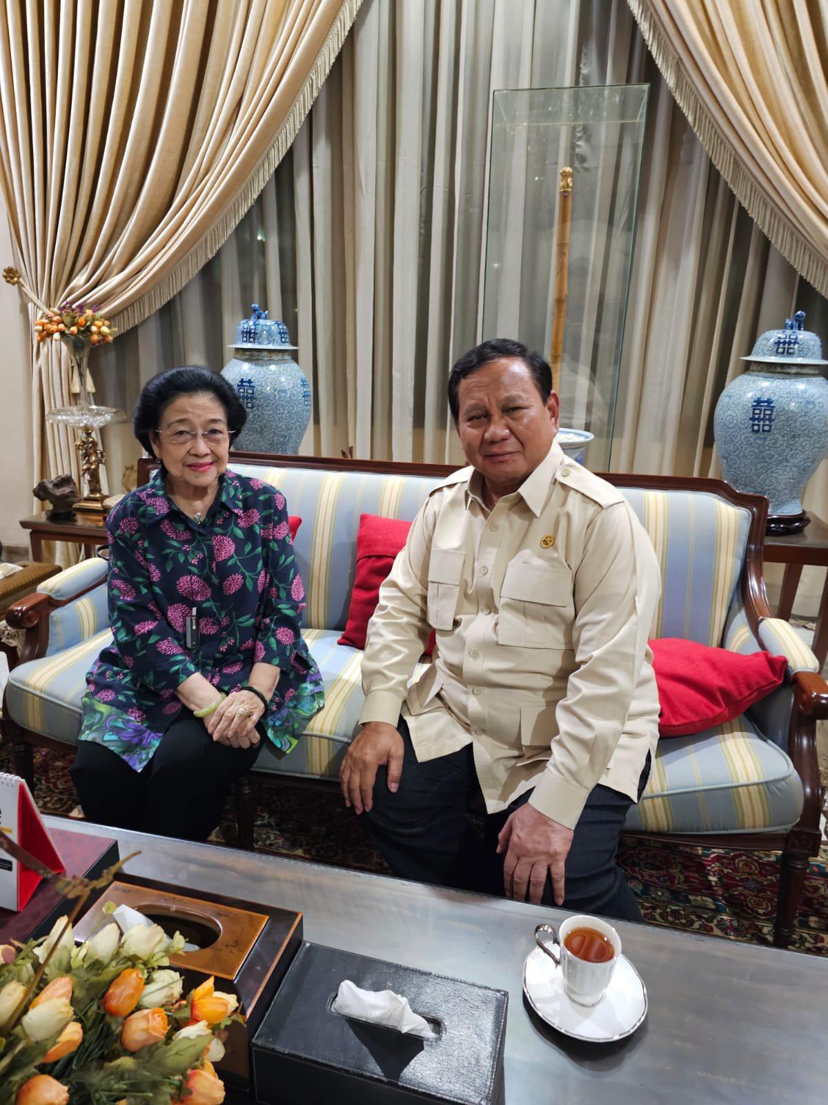PRABOWO DAN MEGAWATI - Presiden Prabowo Subianto bertemu Presiden ke-5 RI Megawati Soekarnoputri, pada Senin (7/4/2025) malam, di Jalan Teuku Umar, Menteng, Jakarta Pusat. Ketua Harian Gerindra sekaligus, Sufmi Dasco, menyatakan pertemuan kedua tokoh ini adalah silaturahmi Hari Raya Idul Fitri.