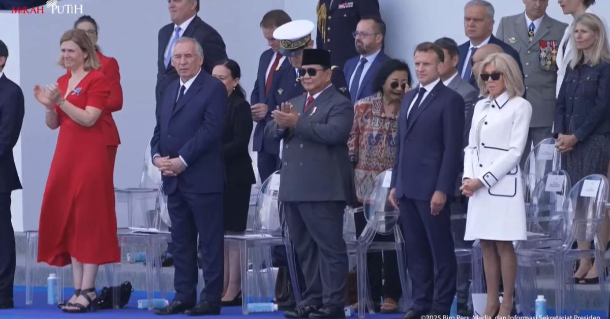 Presiden Prabowo Subianto menonton langsung perayaan Bastille Day atau Hari Nasional Prancis di Paris, Prancis, sebagai tamu kehormatan dan memenuhi undangan dari Presiden Prancis Emmanuel Macron. Bastille Day merupakan hari yang diperingati oleh Prancis pada tanggal 14 Juli setiap tahunnya.