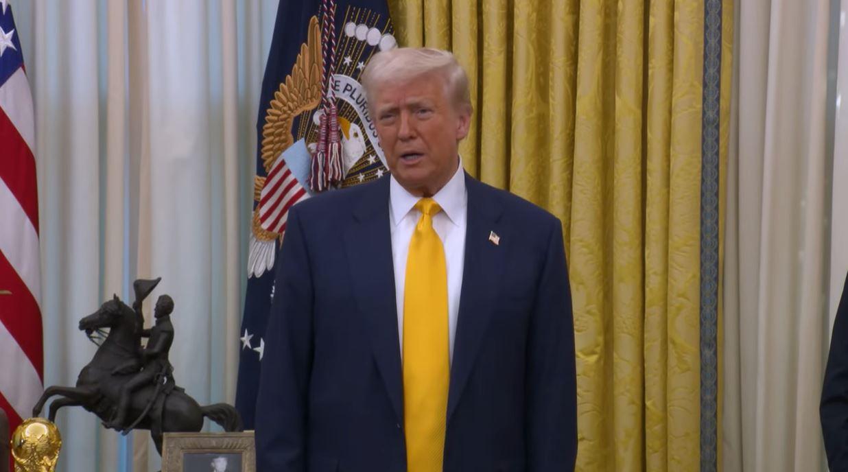 DIPLOMASI DONALD TRUMP - Tangkap layar YouTube The White House pada 24 Februari 2025, menampilkan Presiden AS Donald Trump berpartisipasi dalam pelantikan seremonial Menteri Perdagangan Howard Lutnick. Di bawah pemerintahan Donald Trump, Amerika kini memiliki teman baru, yakni Rusia, Korea Utara dan Belarus, sementara itu Eropa berusaha untuk merayu AS agar tidak menjauh.