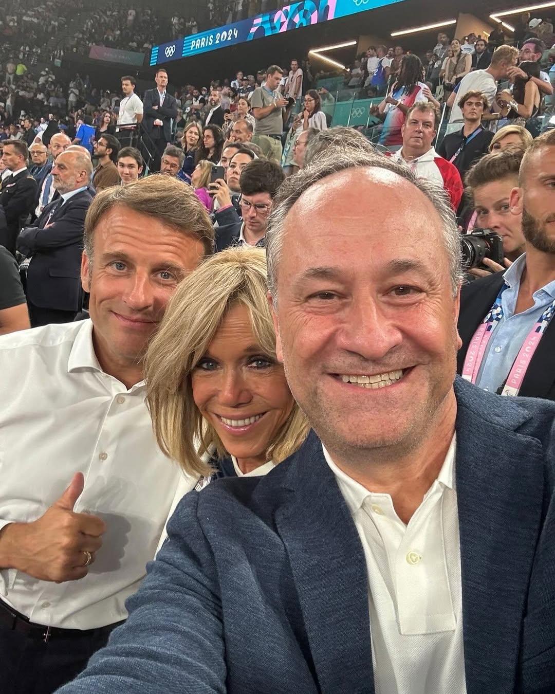 PRESIDEN PRANCIS - Presiden Prancis Emmanuel Macron dan istrinya berfoto bersama Doug Emhoff di Olimpiade Paris 2024. Inilah 7 fakta tentang Brigitte Macron, istri dari Presiden Prancis Emmanuel Macron. Keduanya pertama kali bertemu di SMA, saat Brigitte menjadi guru.