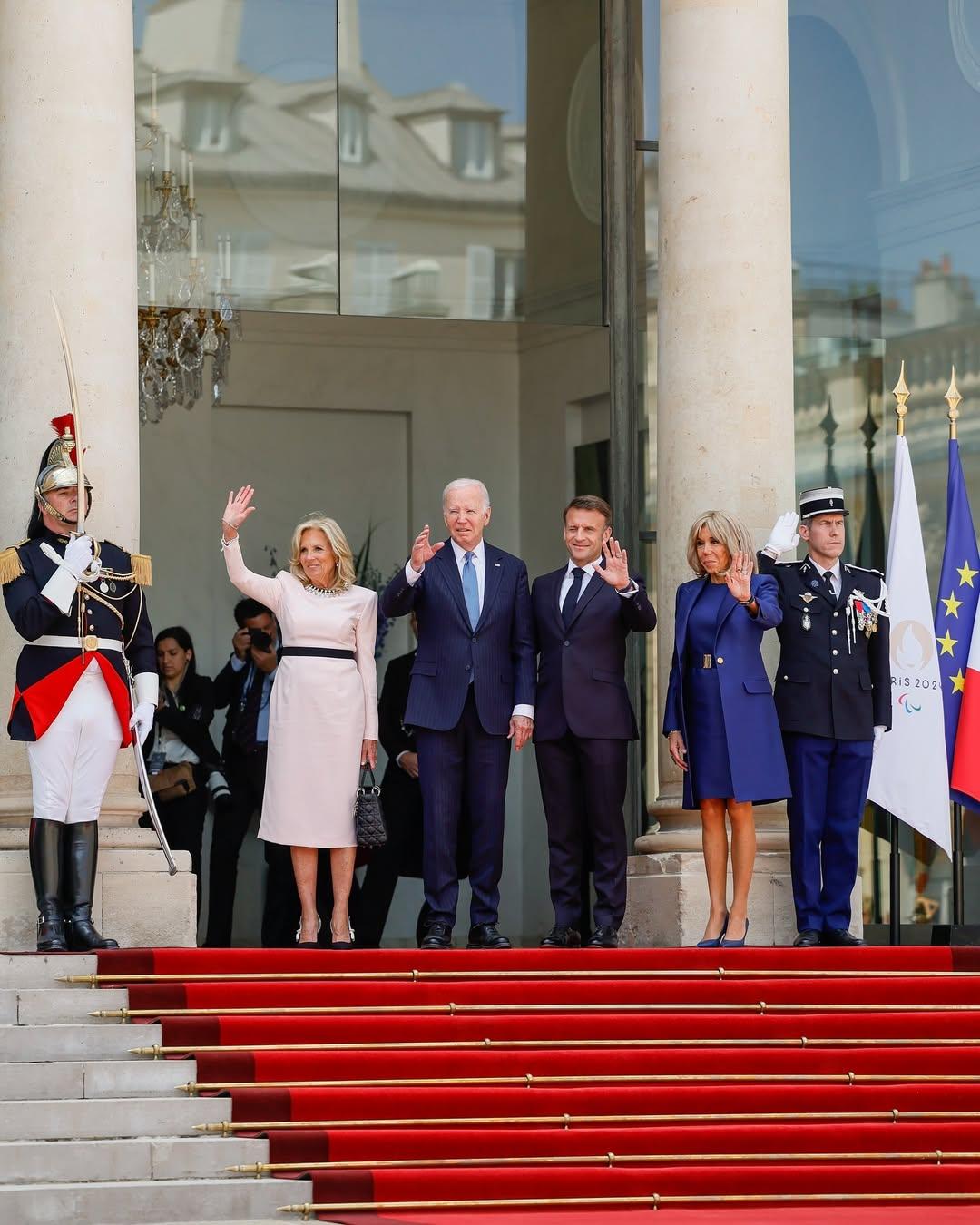 PRESIDEN PRANCIS - Presiden Prancis Emmanuel Macron dan istrinya saat menyambut Joe Biden dan Dr Jill Biden, untuk kunjungan kenegaraan di Prancis pada Juni 2024. Inilah 7 fakta tentang Brigitte Macron, istri dari Presiden Prancis Emmanuel Macron. Keduanya pertama kali bertemu di SMA, saat Brigitte menjadi guru.
