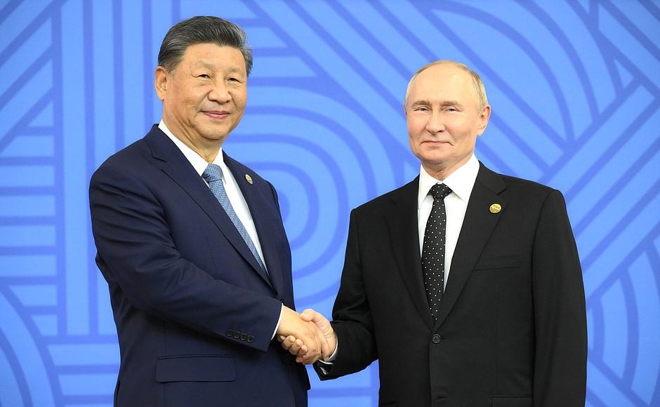 Presiden Rusia Vladimir Putin berjabat tangan dengan Presiden Republik Rakyat Tiongkok Xi Jinping sebelum dimulainya KTT BRICS XVI di kota Kazan, barat daya Rusia, pada Rabu (23/10/2024).
