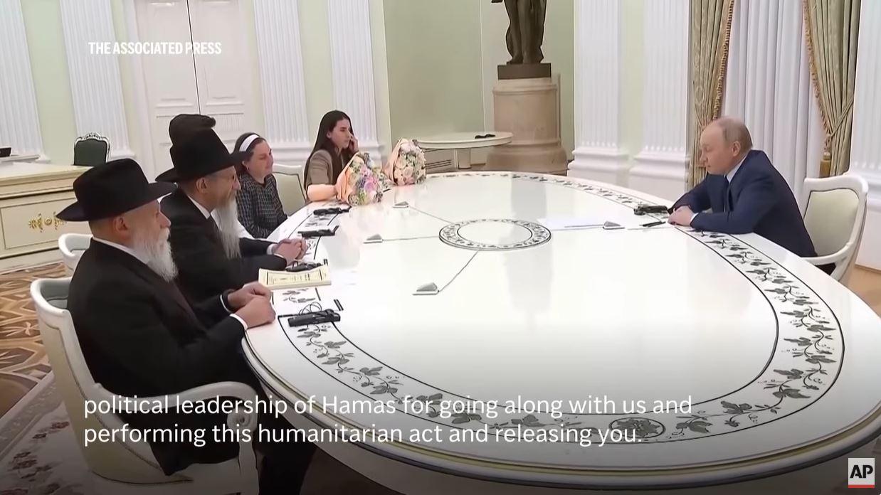 PEMBEBASAN SANDERA - Tangkap layar YouTube Associated Press pada 17 April 2025, memperlihatkan pertemuan antara Presiden Rusia Vladimir Putin dan sandera Israel yang dibebaskan Hamas. Dalam pertemuan tersebut, Putin meminta sandera untuk berterima kasih kepada Hamas