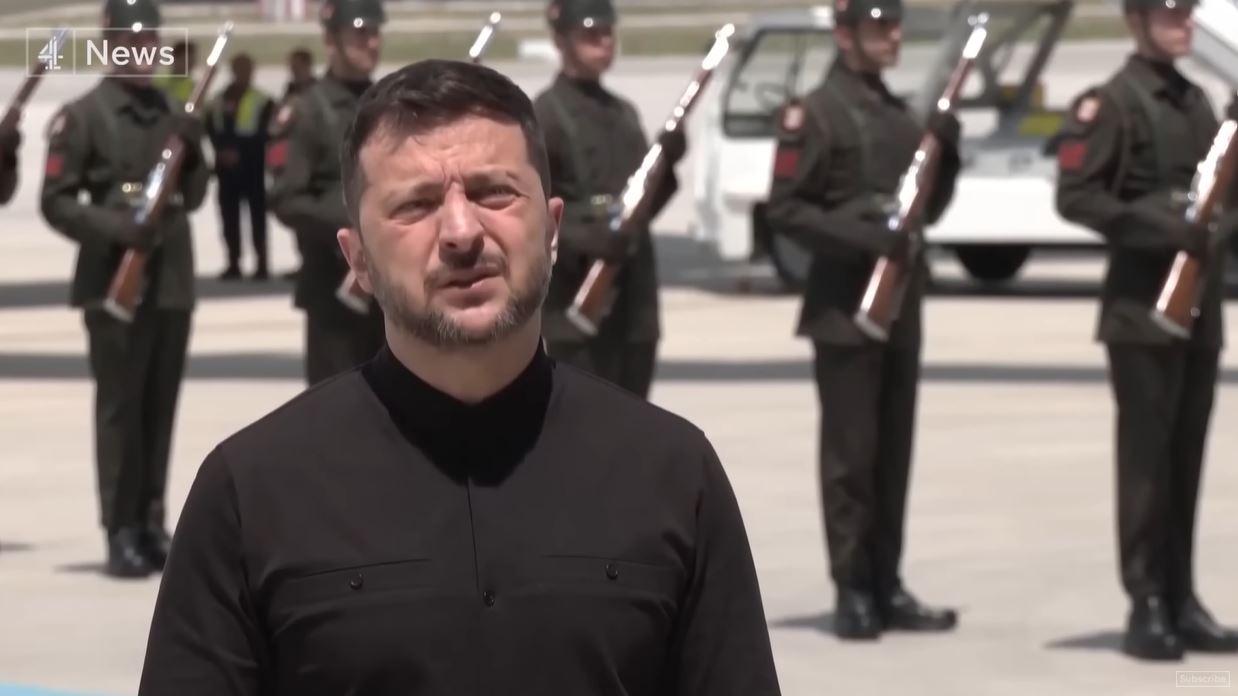 PERUNDINGAN DAMAI - Tangkap layar YouTube Channel 4 News, memperlihatkan pertemuan Presiden Ukraina Volodymyr Zelenskyy setibanya di Turki pada Kamis (15/5/2025). Berikut 5 fakta mengenai perundingan damai Rusia-Ukraina yang akan digelar di Turki.