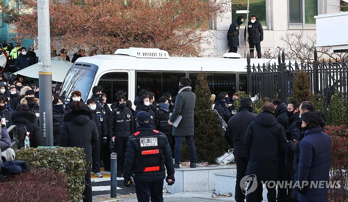 Presiden Korsel, Yoon Suk Yeol ditangkap di kediamannya di Seoul pada Rabu (15/1/2025) terkait kasus deklarasi darurat militer yang diumumkannya pada awal Desember 2024 lalu.