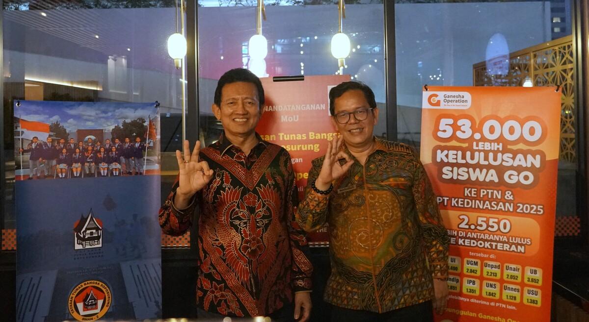 KERJA SAMA - Prof. Bob Foster (kiri) berfoto bersama Marudut R. Napitupulu (kanan) menunjukkan fose tangan Formula 3B GO, Belajar, Berlatih, dan Bertanding.