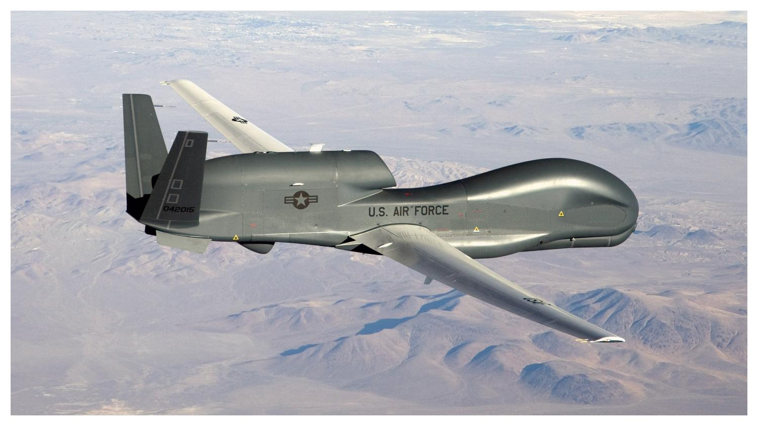 PERLOMBAAN DRONE MILITER - Pesawat tak berawak RQ-4 Global Hawk menjalankan misi pemetaan non-militer di Amerika Selatan, Amerika Tengah, dan Karibia atas permintaan negara mitra di kawasan tersebut, Maret 2007. Perkembangan teknologi drone militer bergerak sangat cepat, negara mana saja yang berinvestasi besar-besaran dalam aset udara tak berawak?