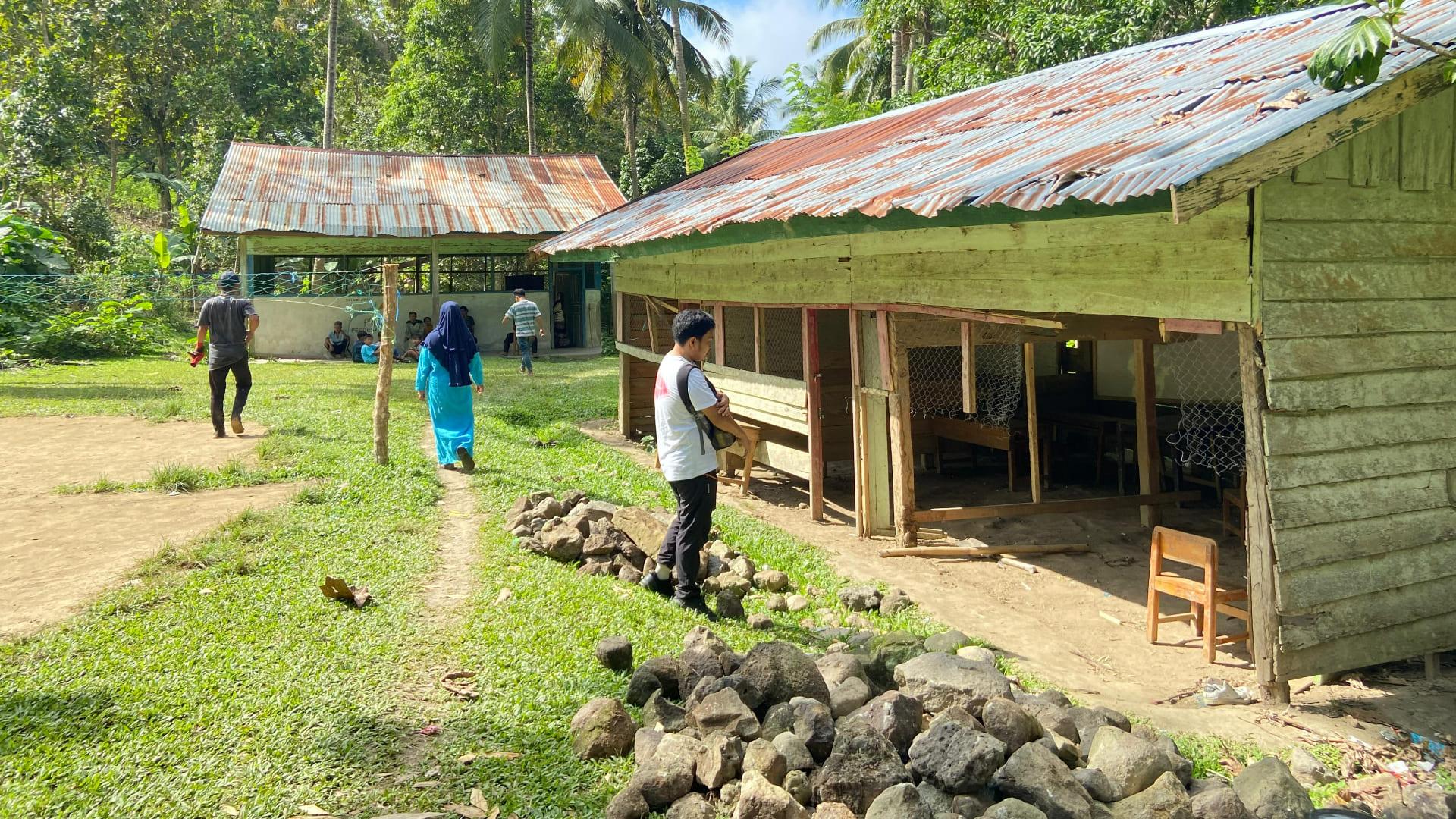 TRIBUNNERS - Relawan Pendidikan Indonesia (RPI) saat berkunjung ke dusun Rattelanu, desa Alu, Sulawesi Barat pada 16-20 Juli 2025. Di dusun Rattelanu, desa Alu, Sulawesi Barat, anak-anak harus menyeberangi sungai dengan rakit untuk mendapatkan pendidikan yang layak.