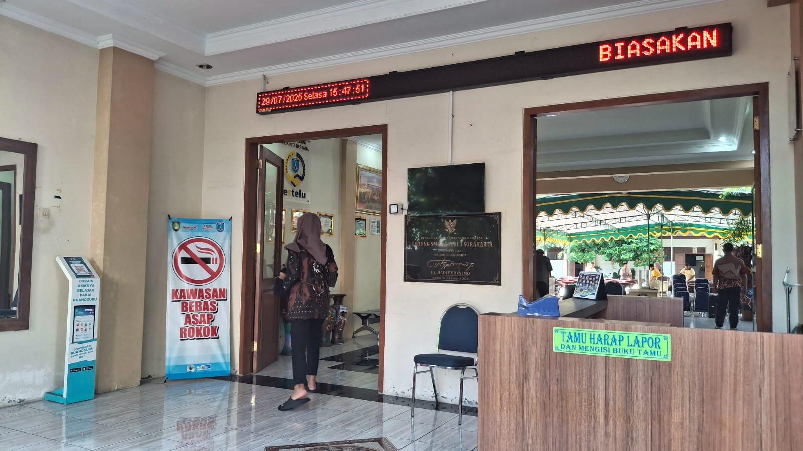 SEKOLAH KEREN TANPA ROKOK - Beberapa tulisan persuasif di sudut ruang SMPN 3 Surakarta yang mengimplementasikan program Sekolah Keren Tanpa Rokok (SKTR), Rabu (30/7/2025). (Tribunnews.com/Garudea Prabawati)