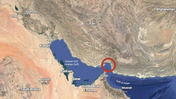 SELAT HORMUZ - Tangkapan layar Google Maps, Minggu (15/6/2025) memperlihatkan Selat Hormuz (lingkaran merah), jalur air energi terpenting di dunia yang terletak di antara Oman dan Iran.