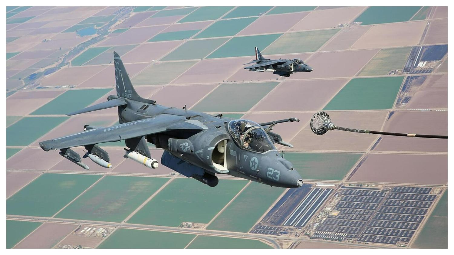 JET TEMPUR CANGGIH - Sebuah AV-8B Harrier dari Skuadron Serang Marinir 211, Wing Pesawat Marinir ke-3, mengisi bahan bakar selama latihan pengisian bahan bakar udara sayap tetap di atas California timur, 27 Agustus 2013. Bisakah jet tempur terbang mundur seperti helikopter? Ini dia jet-jet tempur canggih yang bisa melakukannya.