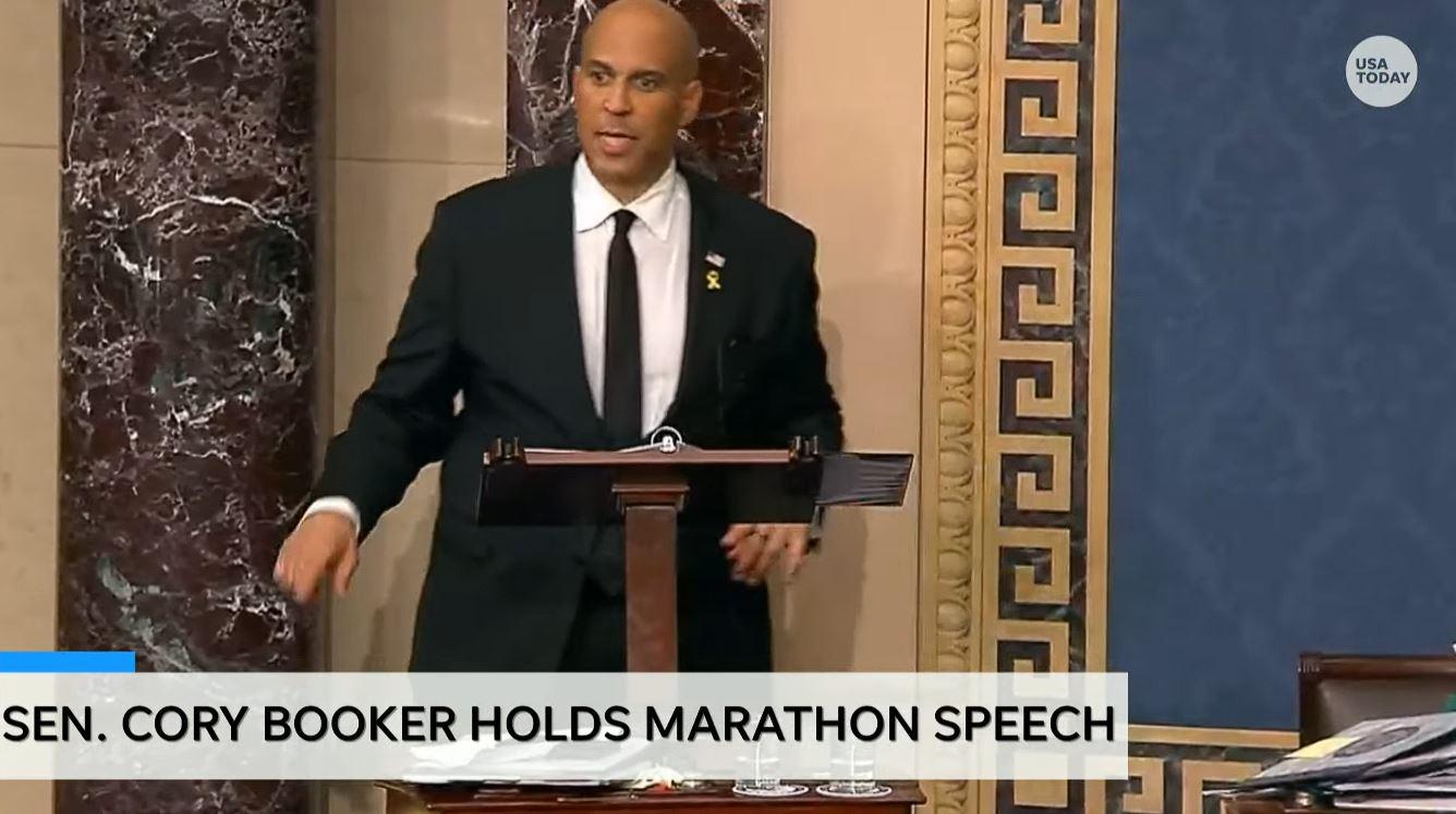 PIDATO 25 JAM - Senator AS Cory Booker saat menyampaikan pidato di Senat AS, Senin (31/3/2025) hingga Selasa malam waktu setempat. Booker memecahkan rekor dengan menyampaikan pidato terpanjang yakni selama 25 jam 5 menit.