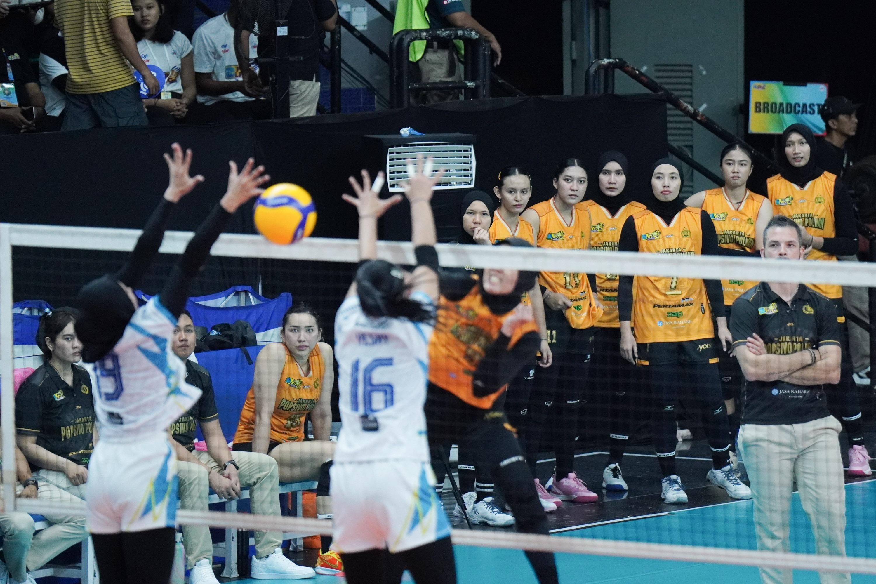 HASIL PROLIGA 2025 - Pevoli Jakarta Popsivo Polwan di bangku cadangan melihatrekannya bertanding melawan tim voli putri Jakarta Electric PLN dalam seri ketiga Final Four Proliga 2025 di Gor Sritex Arena, Solo, Kamis (1/5/2025). Electric PLN berhasil mengalahkan Popsivo Polwan dengan skor akhir 3-1 (25-23, 25-21, 22-25, 25-20). TRIBUNNEWS/Muhammad Nursina