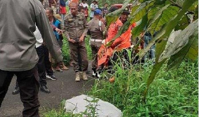 MAYAT DALAM KARUNG - Siswi MTs ditemukan tewas terbungkus karung di Sungai Tarab, Tanah Datar, Sumatera Barat, Rabu (19/2/2025). Hasil pemeriksaan sementara terhadap mayat dalam karung terdapat bekas cekikan di leher.