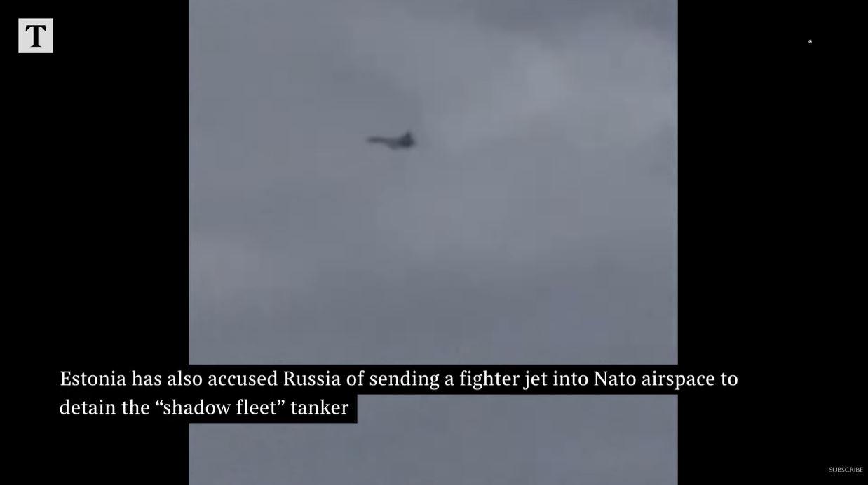 RUSIA VS NATO - Tangkap layar YouTube Times News pada 15 Mei 2025, memperlihatkan Su-35S Rusia terbang di atas kapal Jaguar di Laut Baltik. Negara NATO dan Rusia terlibat ketegangan di Laut Baltik, saat Su-35S Rusia berusaha melindungi Jaguar yang memasuki wilayah Estonia.